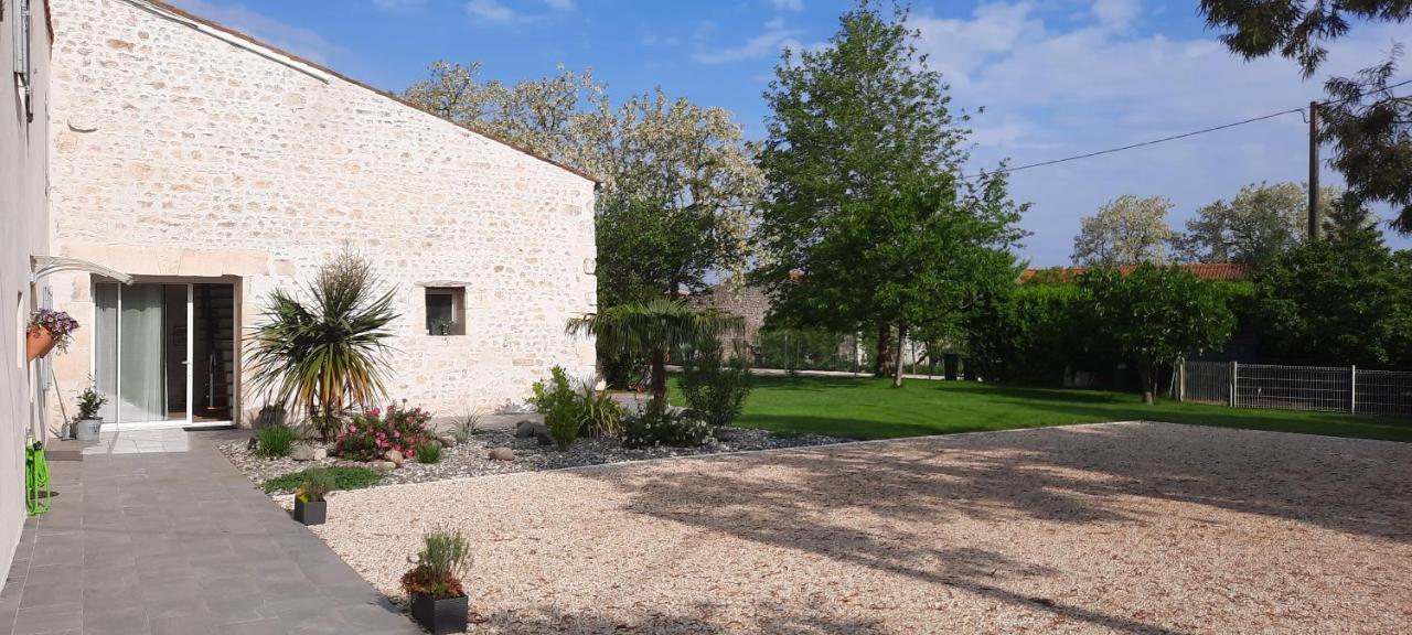 Gite 4 Personnes Avec Piscine Entre Saintes Et Royan Balanzac Kültér fotó